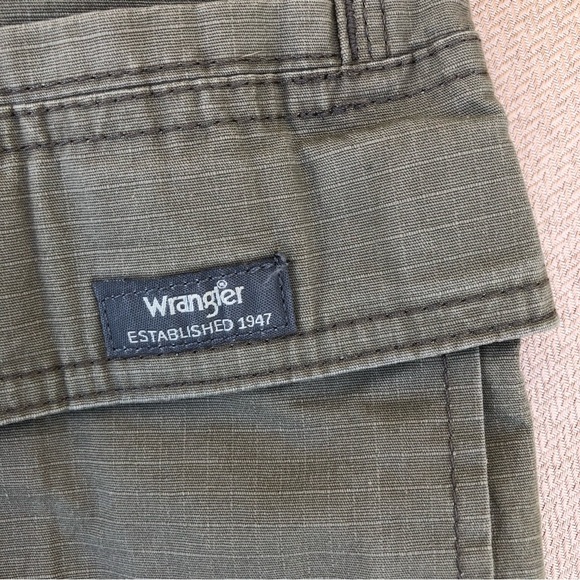 WRANGLER® Men’s 5 STAR Premium Relaxed Fit Flex Cargo Pant In Barley 42 X 30 - Picture 5 of 16